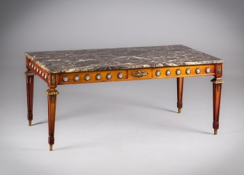 Антикварный журнальный столик с мраморной столешницей, украшенный бронзовыми накладками и фарфоровыми медальонами код.&nbsp;RM4165345