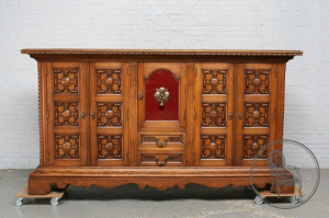 картинка Старинный комод с резным орнаментом салоне старинных вещей "Шебби" являющийся официальным дистрибьютором в России и Беларуси