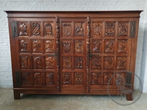 картинка Антикварный дубовый шкаф в готическом стиле салоне старинных вещей "Шебби" являющийся официальным дистрибьютором в России и Беларуси