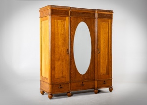 Антикварный шкаф с распашными дверцами и овальным зеркалом код.&nbsp;RM4165889