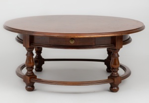 картинка Старинный круглый столик из красного дерева салоне старинных вещей "Шебби" являющийся официальным дистрибьютором в России и Беларуси