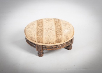 Антикварный пуфик в классическом стиле код.&nbsp;RM4165738