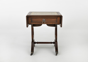 картинка Старинный столик салоне старинных вещей "Шебби" являющийся официальным дистрибьютором в России и Беларуси