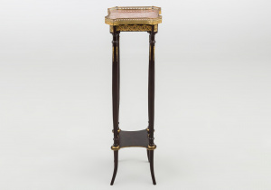 картинка Антикварная подставка салоне старинных вещей "Шебби" являющийся официальным дистрибьютором в России и Беларуси