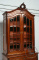 Антикварная витрина из красного дерева со стеклянными фасадами код. BE107538 фото 3