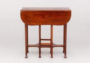 картинка Антикварный столик салоне старинных вещей "Шебби" являющийся официальным дистрибьютором в России и Беларуси