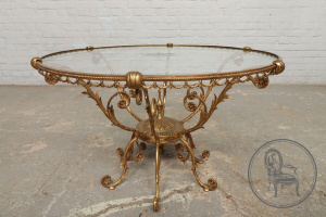 картинка Старинный кофейный столик салоне старинных вещей "Шебби" являющийся официальным дистрибьютором в России и Беларуси