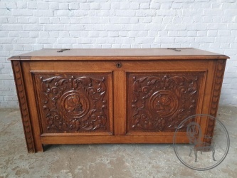 Антикварный сундук с витиеватой геральдической резьбой код. BE4097689