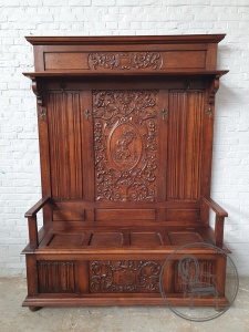 картинка Антикварная резная дубовая скамья для прихожей салоне старинных вещей "Шебби" являющийся официальным дистрибьютором в России и Беларуси