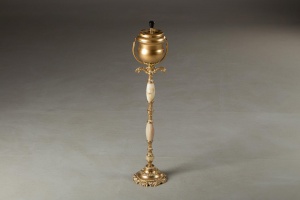 картинка Старинная напольная пепельница из латуни с ониксом салоне старинных вещей "Шебби" являющийся официальным дистрибьютором в России и Беларуси