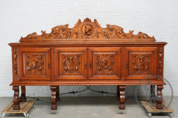 Старинный ореховый комод с резьбой на рыцарский сюжет код. BE107550