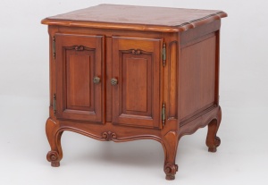 картинка Старинный комод с распашными створками, декорированными филенками салоне старинных вещей "Шебби" являющийся официальным дистрибьютором в России и Беларуси