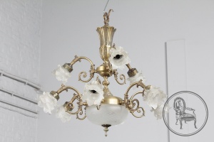 картинка Старинная люстра из бронзы с плафонами из стекла в виде цветов салоне старинных вещей "Шебби" являющийся официальным дистрибьютором в России и Беларуси