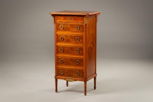 картинка Старинный комод на высоких резных ножках салоне старинных вещей "Шебби" являющийся официальным дистрибьютором в России и Беларуси