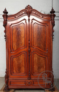 картинка Антикварный шкаф из красного дерева салоне старинных вещей "Шебби" являющийся официальным дистрибьютором в России и Беларуси