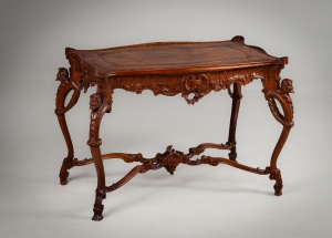 картинка Антикварный стол с искусной резьбой столешницы, царги и проножки салоне старинных вещей "Шебби" являющийся официальным дистрибьютором в России и Беларуси