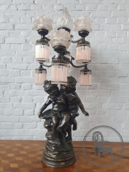 Старинная бронзовая настольная лампа со стеклянными плафонами код. BE4165668