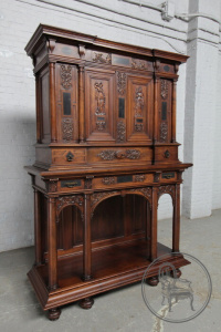 картинка Антикварный буфет с резьбой в античном стиле и арками салоне старинных вещей "Шебби" являющийся официальным дистрибьютором в России и Беларуси