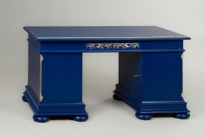 картинка Старинный письменный стол с золоченой росписью салоне старинных вещей "Шебби" являющийся официальным дистрибьютором в России и Беларуси