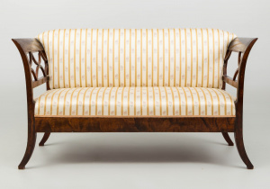 картинка Антикварное канапе салоне старинных вещей "Шебби" являющийся официальным дистрибьютором в России и Беларуси