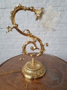 картинка Старинная настольная лампа в форме цветка с распустившимся бутоном салоне старинных вещей "Шебби" являющийся официальным дистрибьютором в России и Беларуси