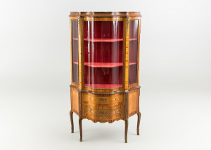 картинка Старинная витрина салоне старинных вещей "Шебби" являющийся официальным дистрибьютором в России и Беларуси