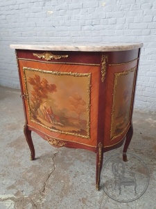 картинка Старинный комод с росписью и бронзовой отделкой салоне старинных вещей "Шебби" являющийся официальным дистрибьютором в России и Беларуси