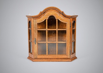 Старинная витрина с фигурным фронтоном код.&nbsp;RM4167200