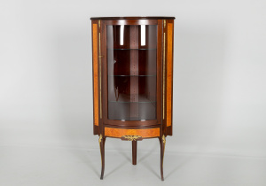 картинка Старинная угловая витрина салоне старинных вещей "Шебби" являющийся официальным дистрибьютором в России и Беларуси