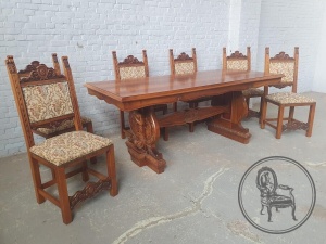 картинка Старинный гарнитур: стол и стулья (6 шт.), декорированные резьбой салоне старинных вещей "Шебби" являющийся официальным дистрибьютором в России и Беларуси