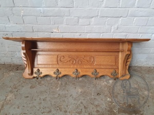 картинка Старинная дубовая настенная вешалка для одежды салоне старинных вещей "Шебби" являющийся официальным дистрибьютором в России и Беларуси