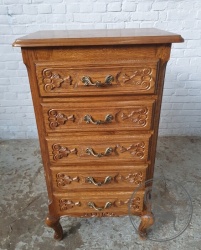 Старинный дубовый комод с резьбой код. BE4097185