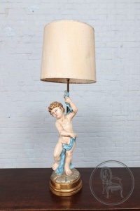 картинка Антикварная настольная лампа с резной фигуркой в виде путти салоне старинных вещей "Шебби" являющийся официальным дистрибьютором в России и Беларуси