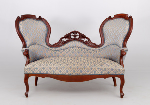 картинка Антикварная козетка салоне старинных вещей "Шебби" являющийся официальным дистрибьютором в России и Беларуси