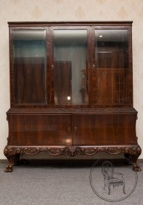 картинка Старинный посудный шкаф салоне старинных вещей "Шебби" являющийся официальным дистрибьютором в России и Беларуси