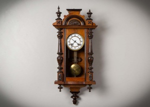 картинка Антикварные настенные часы в корпусе из красного дерева салоне старинных вещей "Шебби" являющийся официальным дистрибьютором в России и Беларуси