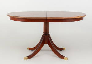 картинка Старинный стол салоне старинных вещей "Шебби" являющийся официальным дистрибьютором в России и Беларуси