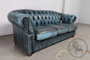 картинка Старинный диван салоне старинных вещей "Шебби" являющийся официальным дистрибьютором в России и Беларуси