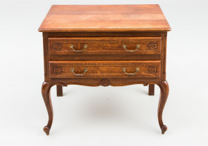 картинка Старинный комод салоне старинных вещей "Шебби" являющийся официальным дистрибьютором в России и Беларуси