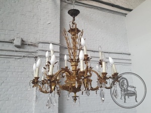 картинка Антикварная бронзовая люстра с хрустальными подвесками салоне старинных вещей "Шебби" являющийся официальным дистрибьютором в России и Беларуси