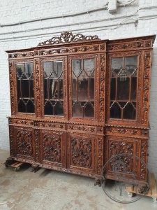 картинка Антикварная витрина с ажурной узорчатой резьбой салоне старинных вещей "Шебби" являющийся официальным дистрибьютором в России и Беларуси