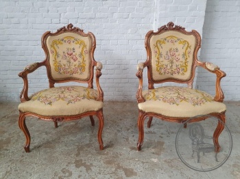 Пара антикварных ореховых кресел код. BE4097446