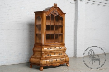 Антикварная витрина из светлого ореха с изысканной резьбой код. BE4097738