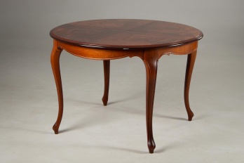 Старинный столик из красного дерева с фактурной поверхностью код. RM4103759