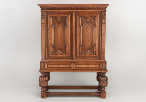 картинка Старинный посудный шкаф салоне старинных вещей "Шебби" являющийся официальным дистрибьютором в России и Беларуси