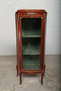 картинка Антикварная витрина салоне старинных вещей "Шебби" являющийся официальным дистрибьютором в России и Беларуси