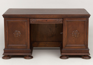 картинка Старинный письменный стол салоне старинных вещей "Шебби" являющийся официальным дистрибьютором в России и Беларуси