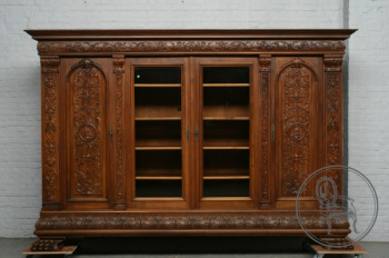 Антикварный ореховый книжный шкаф с резным растительным орнаментом код. BE3259267