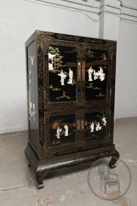 картинка Старинный шкаф салоне старинных вещей "Шебби" являющийся официальным дистрибьютором в России и Беларуси