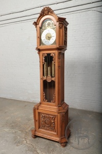 картинка Антикварные напольные часы в стиле рококо в дубовом корпусе салоне старинных вещей "Шебби" являющийся официальным дистрибьютором в России и Беларуси